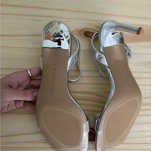 Stradivarius sling back heeled sandals in silver US8 - Picture 3 of 6